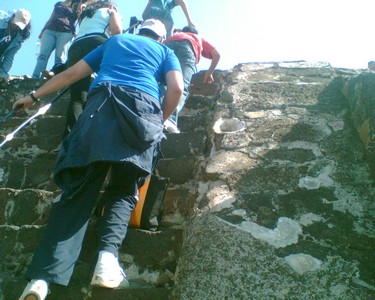 Teotihuacan03 - it's steep going up towards the sun!